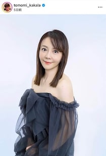 華原朋美、ドキっ...煌びやか黒ドレスで色気ダダ漏れ　クリスマスツリーをバックに穏やかな笑顔