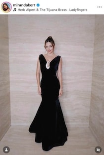 トップモデルのミランダ・カー42歳、超ミニドレスで投げキッス　夫は7歳年下イケメン超大物CEO