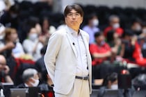 「元気そうで安心しました」がん闘病中の石橋貴明、ゴルフ場で笑顔＆ピース　丸山茂樹と2ショット