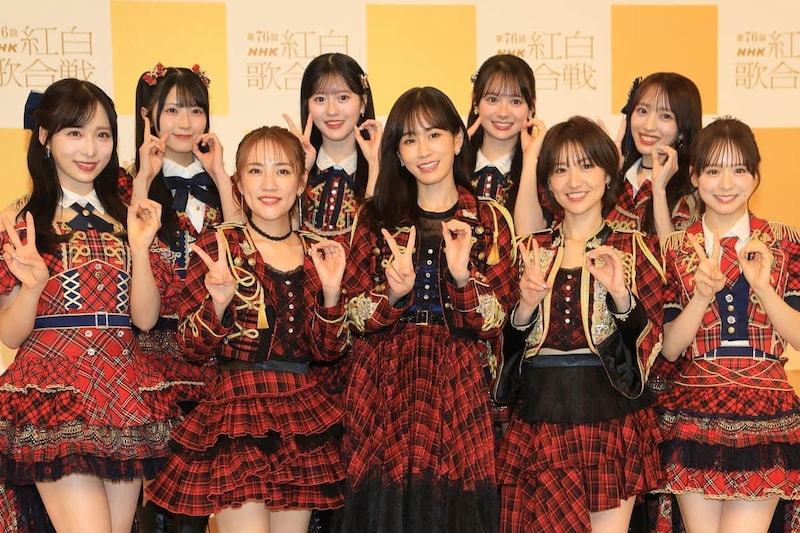 笑顔で「20周年」ポーズのAKB48メンバーと卒業生。前列左から小栗有以さん、高橋みなみさん、前田敦子さん、大島優子さん、倉野尾成美さん。後列左から佐藤綺星さん、八木愛月さん、伊藤百花さん、向井地美音さん
