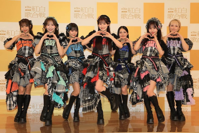 笑顔でポーズを見せるCANDY TUNE(キャンディーチューン)のメンバー。前列左から小川奈々子さん、立花琴未さん、村川緋杏さん。後列左から南なつさん、福山梨乃さん、桐原美月さん、宮野静さん