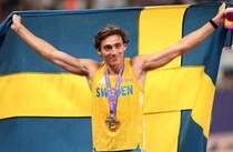 棒高跳び世界新・デュプランティスの24歳モデル美女婚約者、インスタでラブラブぶり...「超熱いカップル」