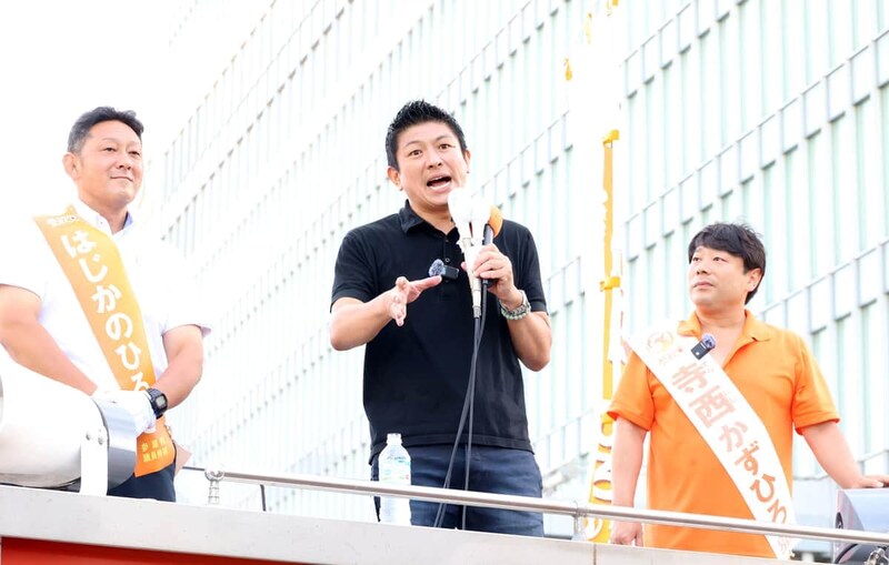 参院選で街頭演説する参政党の初鹿野裕樹氏（左）と神谷宗幣代表（中央）。歳費返納をめぐる発言が波紋を広げていた（写真：つのだよしお/アフロ）