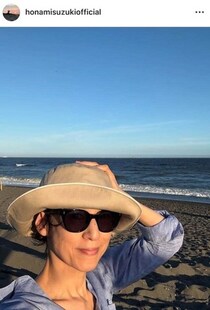 鈴木保奈美59歳、美背中全開ショットからほとばしる色気　「背中はけっこうイケてると思うの」