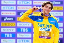 陸上デュプランティス選手の24歳モデル美女婚約者、超ミニスカで銀座デートへ　「日本満喫してくれてるの嬉しい」