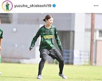 美女サッカー塩越柚歩、ユニ姿とは違って...砂浜でたたずむタンクトップ姿にドキっ「可愛いすぎる」