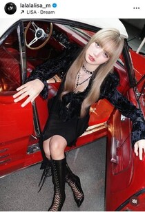 BLACKPINK・リサ、異次元の脚の長さ...ピンクのドレス姿で美オーラダダ漏れ　キス顔ショットにもドキっ