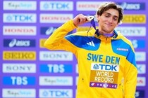 陸上デュプランティス選手の24歳モデル美女婚約者、超ミニスカで銀座デートへ　「日本満喫してくれてるの嬉しい」