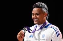 棒高跳び「銀」カラリス選手、日本をめちゃ楽しむ　寿司、焼肉、たまごっち...気になる美女の写真も