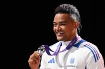 棒高跳び「銀」カラリス選手、日本をめちゃ楽しむ　寿司、焼肉、たまごっち...気になる美女の写真も