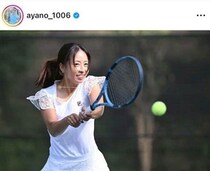 美女プロテニス園田彩乃、ミニ丈ショーパンで...ジムで筋トレ＆ピラティス　真剣な横顔「カッコいい」