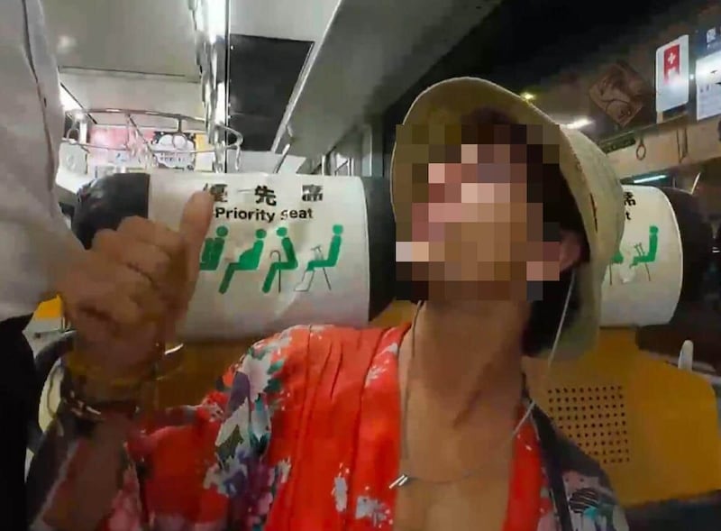 注意する乗客には「NO」などと反論(外国人男性の動画配信から)