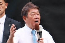 自民総裁選、秋葉原演説に支援者も気合い？ハート型うちわや日の丸掲げる人も...　声援に茂木氏はガッツポーズで応える