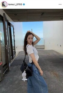 板野友美、色気ダダ漏れキャミワンピ姿が「激カワ」...ドリンクを手に　「夏終わっちゃったの？」