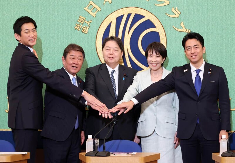 日本記者クラブで行われた自民党総裁選の討論会。5人が立候補している(写真:つのだよしお/アフロ)