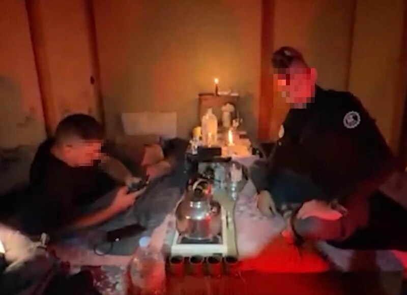 空き家内に居座る男ら(ユーチューブ配信の動画から)