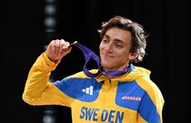 陸上デュプランティス選手＆24歳モデル美女婚約者、日本のお菓子をラブラブ食レポ...「カップルチャンネルみたい」