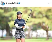 女子ゴルフの高橋彩華、超ミニにナイキのシューズあわせ　「ファッションセンスがいい」大絶賛