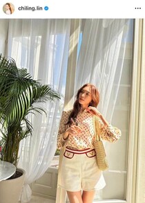 トップモデルのリン・チーリン50歳、きらびやかドレス姿で圧倒的な美　たたずむ姿がまるで人魚姫