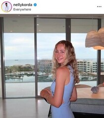 女子ゴルフのネリー・コルダ、鍛えられた美腹筋のぞくハーフトップ姿　目を閉じ芸術的ポージングで