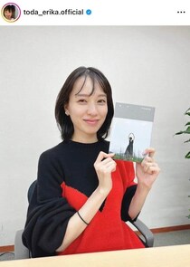 戸田恵梨香、かっこよすぎブラックコーデ...イタリアの街角で存在感　ジェラートをペロリと