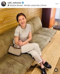 高岡早紀、ミニ丈ワンピで脚をクロスさせ...色気ダダ漏れ　見つめる視線にドキっ「いつまでもお美しい」