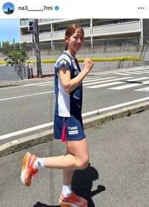 バドミントン松山奈未、いつもと雰囲気違って...髪おろしたレアなショットで笑顔　「かわいい！」