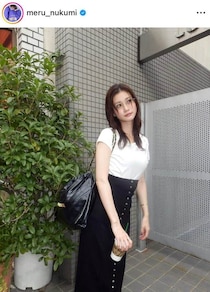 生見愛瑠「昨日食べすぎて歩いた」色っぽ表情で見つめられドキっ　「可愛すぎる！」ファン悶絶