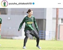 美女サッカー塩越柚歩、黒ワンピ姿で愛犬と2ショ...ガチのかわいさ限界突破　「まぶしすぎる」