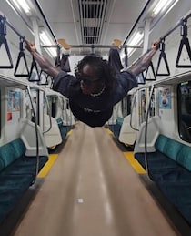 世陸・カメルーン選手、「地下鉄体操」で大炎上　動画削除して謝罪、JR東「迷惑行為は止めて」