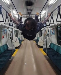 世陸・カメルーン選手、「地下鉄体操」で大炎上　動画削除して謝罪、JR東「迷惑行為は止めて」