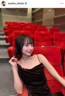 「役満ボディー」岡田紗佳、膝上ネイビーのワンショルダードレスで色気ダダ漏れ　「圧倒的な妖艶さ」