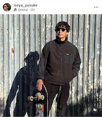 伊勢谷友介49歳、かっこよすぎ激変パーマのヘアスタイル×サングラスで　口元にはピアスがキラリ