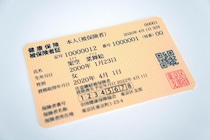 コンビニ各社、酒・タバコでの「健康保険証」年齢確認が不可に　「本人確認書類」から外す企業続出