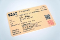 コンビニ各社、酒・タバコでの「健康保険証」年齢確認が不可に　「本人確認書類」から外す企業続出