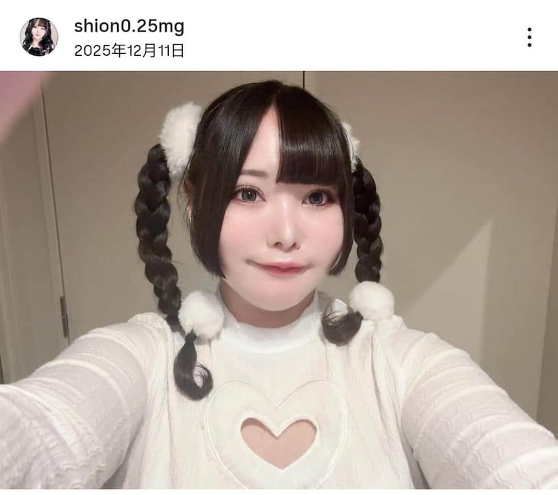 藤田シオンさんのインスタグラム(@shion0.25mg)より