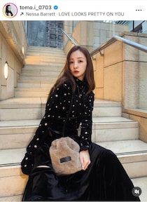 板野友美、紅白の超ミニ丈「激カワ」AKB48衣装ショット　「こんなにミニスカもお腹が出てるのも私だけ」