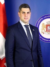 駐日ジョージア大使、妻から指摘「不適切な写真」謝罪も...　意外な展開に「何ともいい夫婦」の声