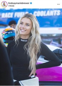 美女レーサーのリンジー・ブルワー、タイトな白ドレスで...衝撃の神スタイル　夜景をバックに笑顔