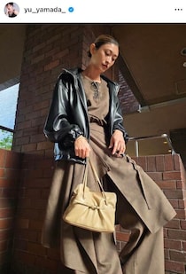 山田優、異次元の脚の長さ...ミニ丈×スニーカーのコーデで新年あいさつ　「幸先が良い予感の2026年です」