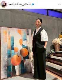 常盤貴子、透け感スカートで脚組みショット...変わらぬ美貌にドキっ　「可愛くて綺麗」大絶賛の嵐