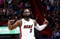 NBAレジェンドのドウェイン・ウェイド、女優妻と日本旅行を満喫　手つなぎ＆抱きついてラブラブ