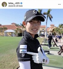 女子ゴルフの馬場咲希20歳、美しい振袖姿...成人の日を迎え　クラブをにぎってポージング...「可愛い」