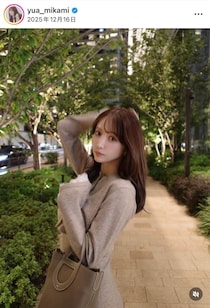 三上悠亜、膝上デニムミニスカのコーデで片足あげポージング　かわいさ限界突破...「オシャレで素敵」