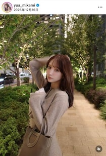 三上悠亜、膝上デニムミニスカのコーデで片足あげポージング　かわいさ限界突破...「オシャレで素敵」