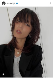 元「E-girls」藤井萩花、へそ周りのタトゥーあらわなワイルド近影　ショート丈ジャケット×ローライズで