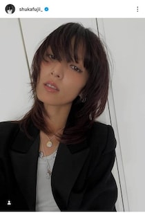 元「E-girls」藤井萩花、へそ周りのタトゥーあらわなワイルド近影　ショート丈ジャケット×ローライズで