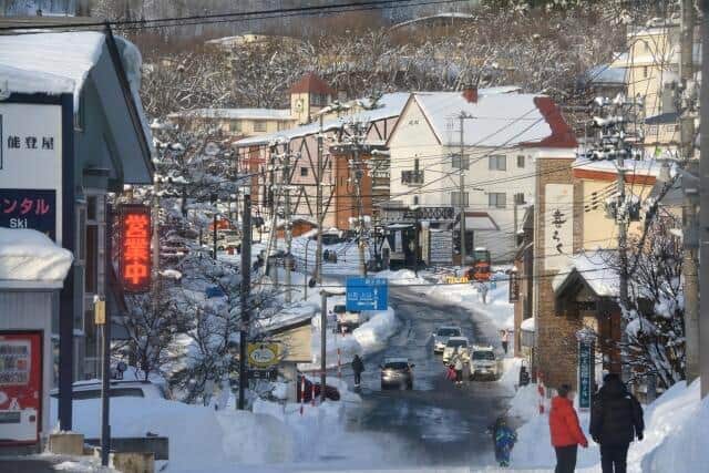 雪が降った蔵王温泉街。写真はイメージ
