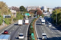 「これは酷い」「あり得ない」高速道路でタバコポイ捨て→火災に発展　NEXCOの衝撃動画...公開の狙いは