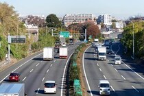 「これは酷い」「あり得ない」高速道路でタバコポイ捨て→火災に発展　NEXCOの衝撃動画...公開の狙いは